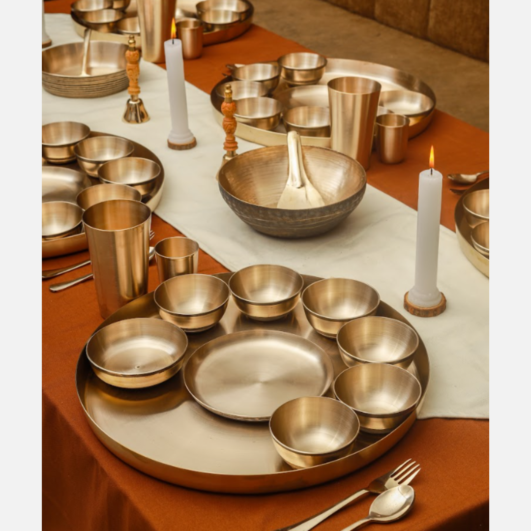 Sahishnu Online En Marketing Indiaas Serviesgoed, Roestvrij Staal Traditioneel Hamerstijl Dinerset Met Thali, Schalen, Glazen En Lepels, Zilver Sahishnu Online En Marketing Indiaas Serviesgoed, Roestvrij Staal Traditioneel Hamerstijl Dinerset Met Thali, Schalen, Glazen En Lepels, Zilver